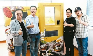 Bốn nhà sáng chế bên chiếc máy bán tô mì bò tự động - Ảnh: Oriental Daily