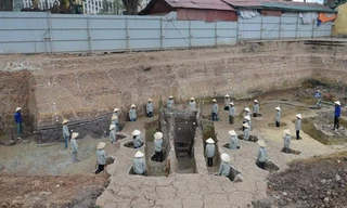 Mặt bằng di tích kiến trúc tâm linh đặc biệt thời Lý, tại hố G7-G8 được minh họa bằng người đứng, tượng trưng cho các vị trí cột gỗ. 