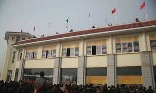 Ném hơn 340 triệu đồng cho người đi đường nhặt