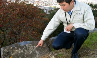 Du khách đã khắc bậy chữ "Hào" trên một bệ đá nằm ở vị trí cao nhất của khu di tích. Ảnh: Asahi.