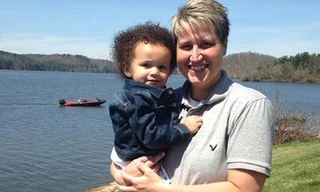 Kiện vì bị gửi nhầm tinh trùng khác màu da