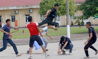 Lính đặc nhiệm tung đòn hạ gục 5 kẻ cầm hung khí