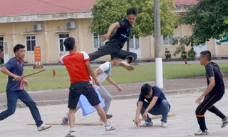 Lính đặc nhiệm tung đòn hạ gục 5 kẻ cầm hung khí