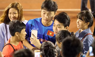 Lương Xuân Trường trong vòng vây của CĐV khi anh tập luyện cùng đội tuyển Việt Nam. Ảnh: Đức Đồng.