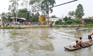 Mọi người đang tìm kiếm bá gái mất tích. Ảnh: A.X