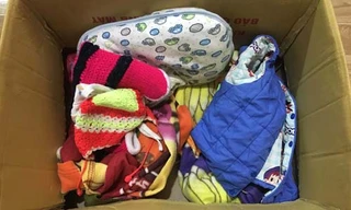 Thùng xốp đựng cháu bé ven đường.