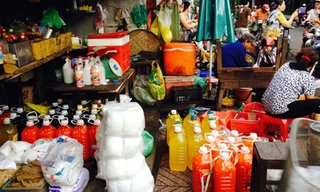 Tương ớt, nước tương, nước rửa chén đang được đóng chai để bán sỉ cho các mối. Ảnh: Hồng Châu/ VnExpress