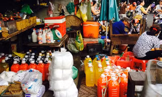 Tương ớt, nước tương, nước rửa chén đang được đóng chai để bán sỉ cho các mối. Ảnh: Hồng Châu/ VnExpress