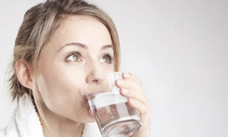 Nên dùng nước muối 0,9% súc miệng sau đánh răng buổi sáng, buổi tối