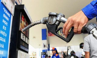 Lo xăng dầu kích giá hàng Tết