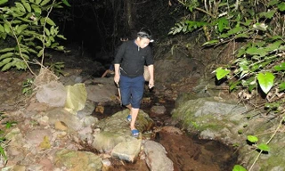 Dùng súng tự chế săn tôm lúc nửa đêm