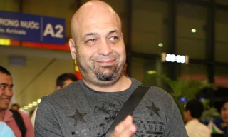 Do không am hiểu luật pháp Việt Nam, Flores đã nhờ đồng môn Nam Anh Kiệt, đại diện môn phái Vịnh Xuân Anh ở Việt Nam xin giấy phép để chờ đấu Huỳnh Tuấn Kiệt.