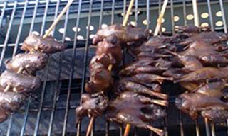 Vịt thải loại được tẩm gia vị nướng thơm phức đội lốt chim sẻ