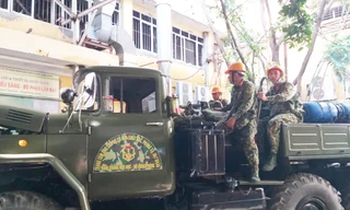 Binh chủng Hóa học tiến hành tẩy độc tại Công ty Rạng Đông