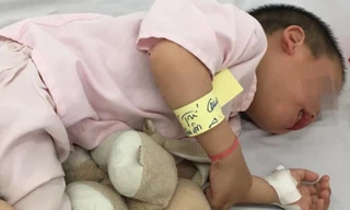 Bé P. vừa được nạo VA tại bệnh viện Nhi Đồng 1.