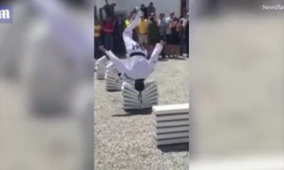 Võ sĩ Taekwondo Áo dùng 'thiết đầu công' đập vỡ 90 tấm bê tông