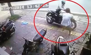 Sau khi bẻ khóa xong, tên trộm cưỡi lên xe định phóng xe đi thì bị phát hiện.