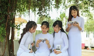 Nữ sinh chăm chú đọc sách