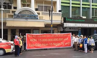 Hàng chục người đến trước văn phòng Modern Tech trên phố Nguyễn Huệ tố cáo công ty này lừa đảo bằng hình thức huy động vốn đầu tư vào tiền ảo Ifan, Pincoin ngày 8/4. 