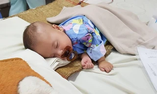 Bé Hoàng Long đã tăng 1kg sau mổ, da hồng hào hơn.