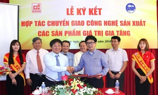Nghi thức ký kết giữa Tập đoàn Sao Mai và Viện nghiên cứu Hải sản