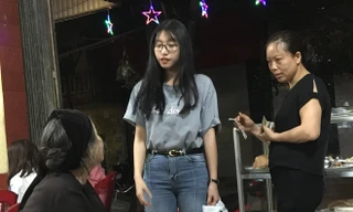 Cô gái mua cơm cho bà cụ ăn xin được dân mạng khen ngợi. Ảnh: ĐV.