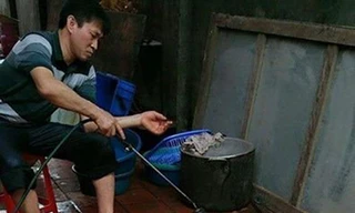 Rợn người, đèn khò nướng đùi gà trên nền nhà bẩn thỉu