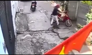 Camera ghi cảnh 2 tên trộm dễ dàng bẻ khóa xe máy trong ngõ