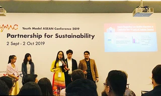 Lê Trâm (áo dài) thuyết trình đề tài và trả lời phản biện trước Hội đồng Giám khảo