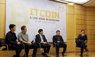 Nhiều người đang đổ xô vào Bitcoin để đầu tư. Ảnh: NDH.