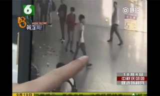 Thanh niên rải tiền ở nhà ga vì chia tay bạn gái