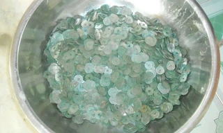 Gần 15 kg tiền cổ được anh Hải và 2 người bạn phát hiện trong lúc trồng cỏ tại trại bò Bình Hà