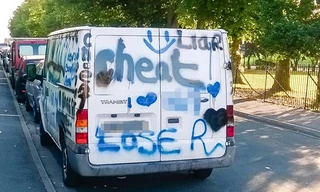 Vẽ lên chiếc xe mà vị hôn phu yêu quý là cách trả thù ghê gớm nhất mà Roxy có thể nghĩ ra và thực hiện.