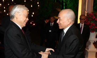 Quốc vương Campuchia Norodom Sihamoni đón Tổng Bí thư, Chủ tịch nước Nguyễn Phú Trọng. (Ảnh: Trí Dũng/TTXVN)