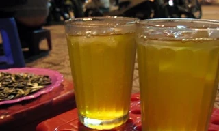 Trà đá mát lạnh nhưng tiềm ẩn nhiều rủi ro cho sức khỏe. Ảnh minh họa