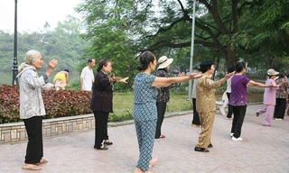 Hoạt động thể chất an toàn và lành mạnh cho người cao tuổi. Ảnh: Trần Minh