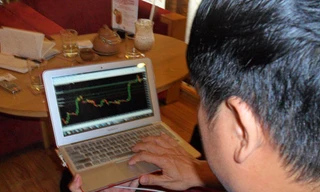 Nhà đầu tư Forex luôn ôm laptop suốt ngày đêm - Ảnh: Mai Phương 