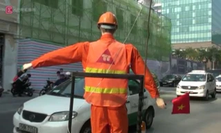 Robot điều khiển giao thông trên đường phố Sài Gòn
