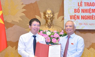 Phó Chủ tịch Quốc hội Uông Chu Lưu trao Nghị quyết của Ủy ban Thường vụ Quốc hội cho ông Nguyễn Văn Hiển.