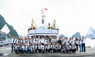 Những ngày đêm lênh đênh trên biển trao tặng bộ sách quý tới biển đảo xa xôi