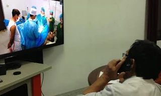 Bác sĩ 175 chỉ đạo phẫu thuật qua internet và điện thoại. Ảnh: Dzoăn Quy