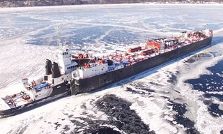 Tàu công-ten-nơ bị mắc kẹt trên hồ bị đóng băng (Ảnh: Telegraph)