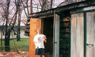 David đứng trước nhà kho nơi cậu đã xây dựng một lò phản ứng hạt nhân năm 17 tuổi