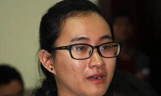 Nữ sinh Phạm Song Toàn kể về cô giáo Toán trong buổi gặp gỡ với lãnh đạo Sở Giáo dục và Đào tạo TP HCM. Ảnh: Mạnh Tùng.