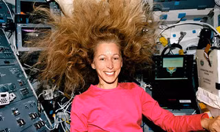 Marsha Ivins trên tàu con thoi Atlantis năm 2001, trong sứ mệnh thứ 5. Ảnh: NASA