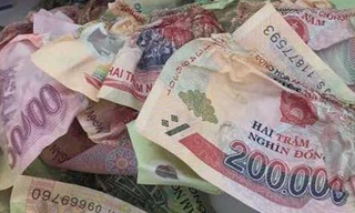 31 triệu đồng bị biến dạng, cong queo, mất mép và không thể miết phẳng trở lại: Ảnh Đình Hậu/Dân Việt