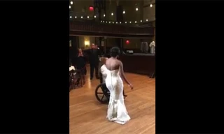 Người cha bị liệt 10 năm vẫn khiêu vũ cùng con gái trong ngày cưới