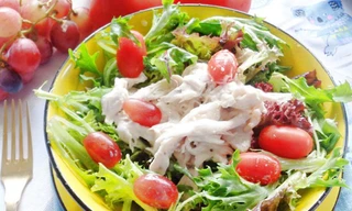 Các đồ béo như salad trộn cùng mayonnaise là món ăn mà người bệnh suy giáp nên tránh.