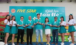 Ông Suphat Sritanatorn, Phó tổng giám đốc CPV(người đứng giữa), cùng Ban lãnh đạo thưởng thức sản phẩm của Five Star