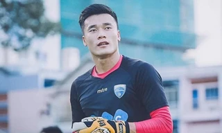 Thủ môn Bùi Tiến Dũng khiến bao cô gái mê mẩn. Tuy nhiên, anh lại quan tâm và theo dõi hai mỹ nhân Việt nóng bỏng này.